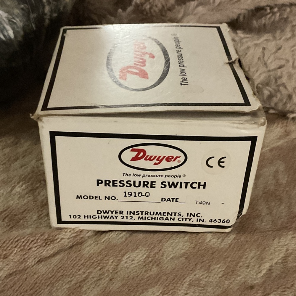 Dwyer Pressure Switch Series 1900 Model No. 1910-0.  New in Box.  Box is open